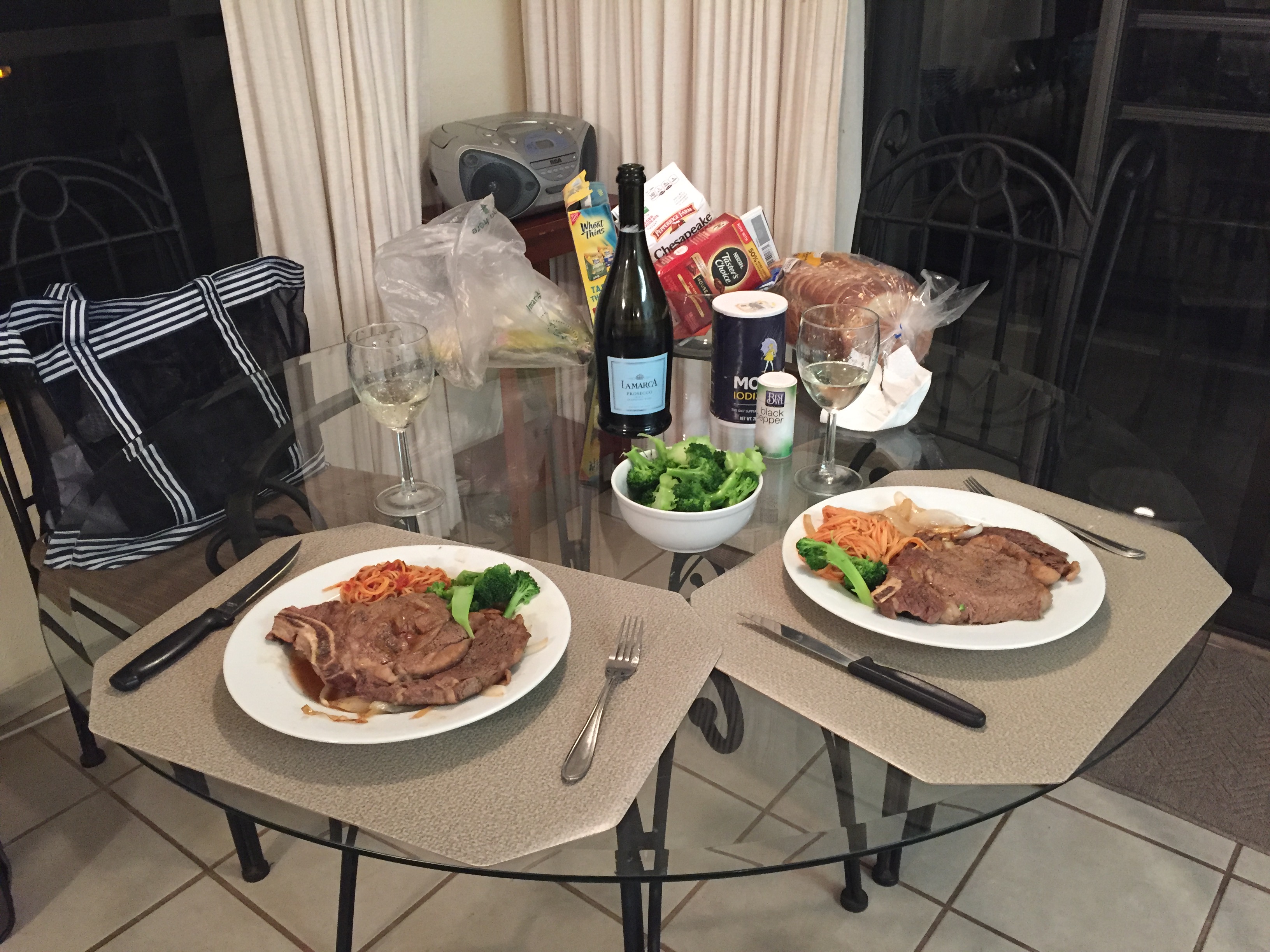 在酒店做的牛扒。來之前害怕如網上所說害怕飲食成問題,所以專門定的 studio 式旅店,偶爾自己做一下還是健康又省錢的~