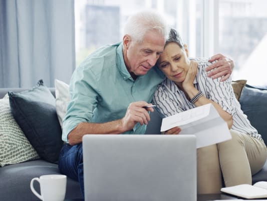 Two elderly on couch having a conversation