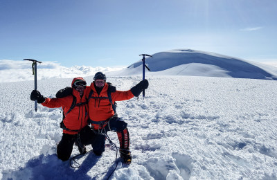 Bergsteiger am Gipfel Veintimilla Chimborazo