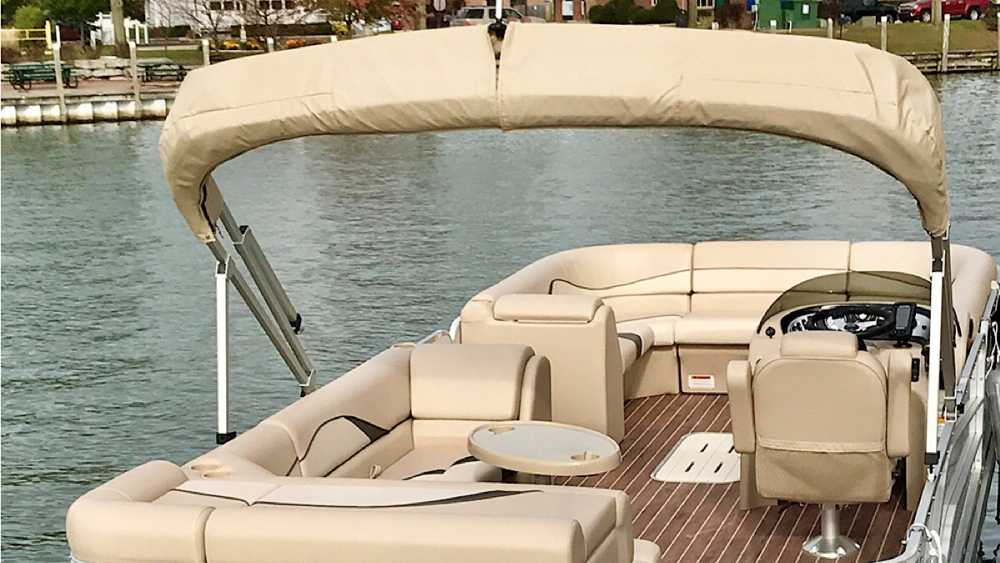 Tri-toon Rental Boat 'Dock Holiday' Tri-toon Rental Boat 'Dock Holiday'