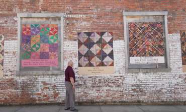 Quilt wall in downtown Pocahontas