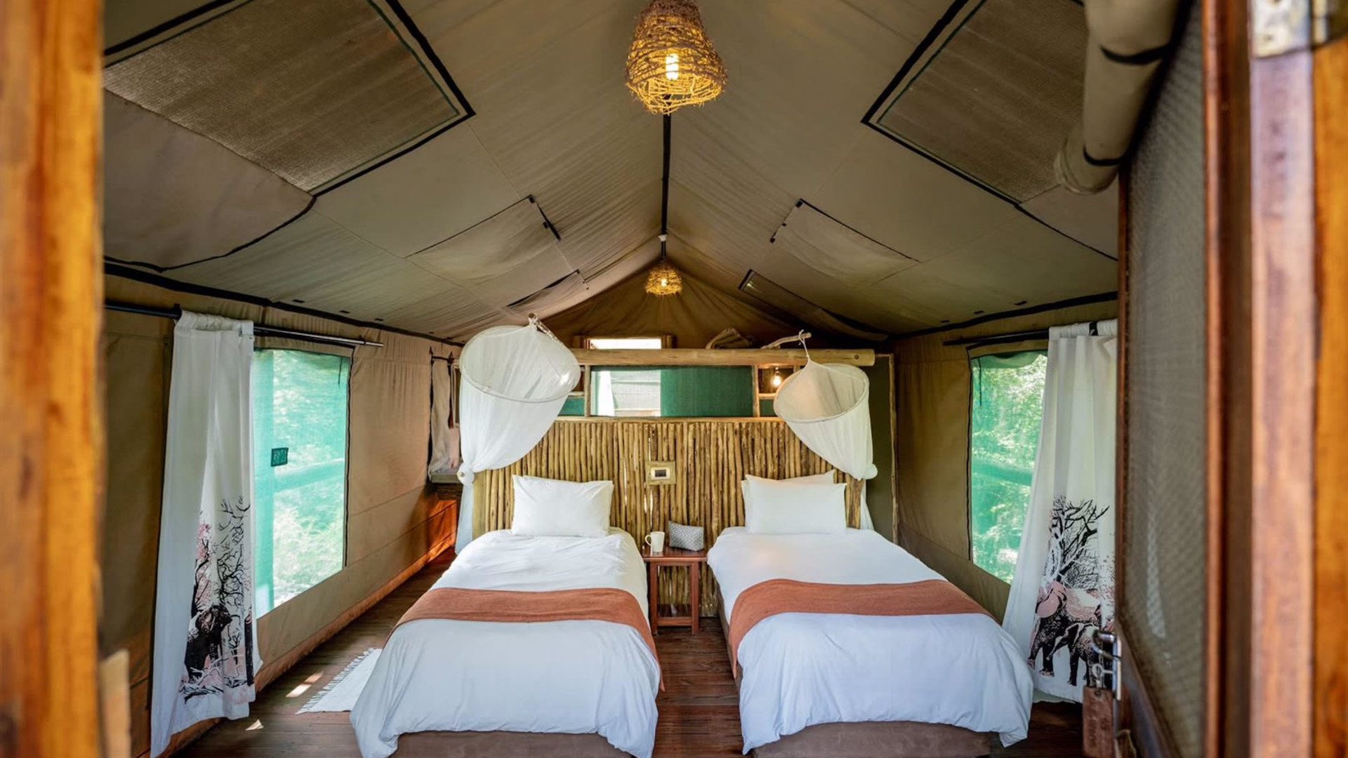 Click to view large image Botswana & Zimbabwe Lodge Safari