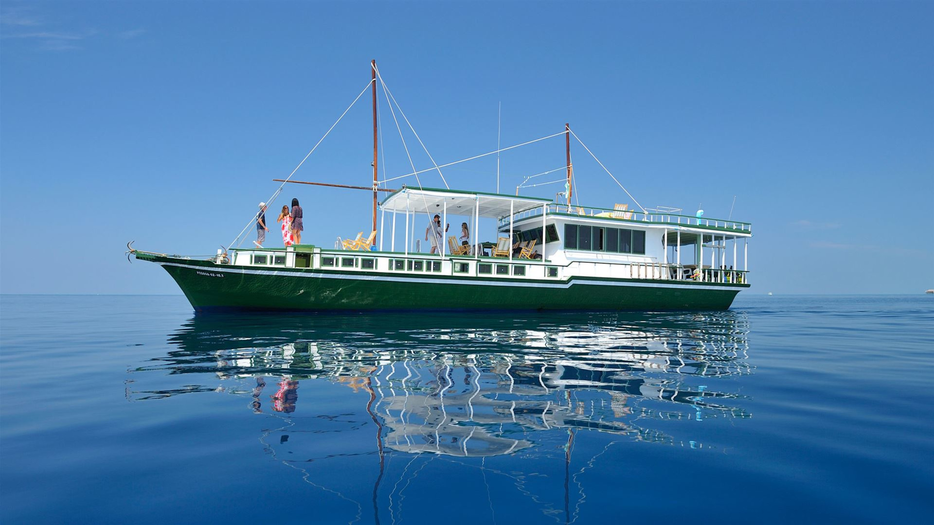 Click to view large image Maldives Cruise: Indian Ocean Dhoni Life