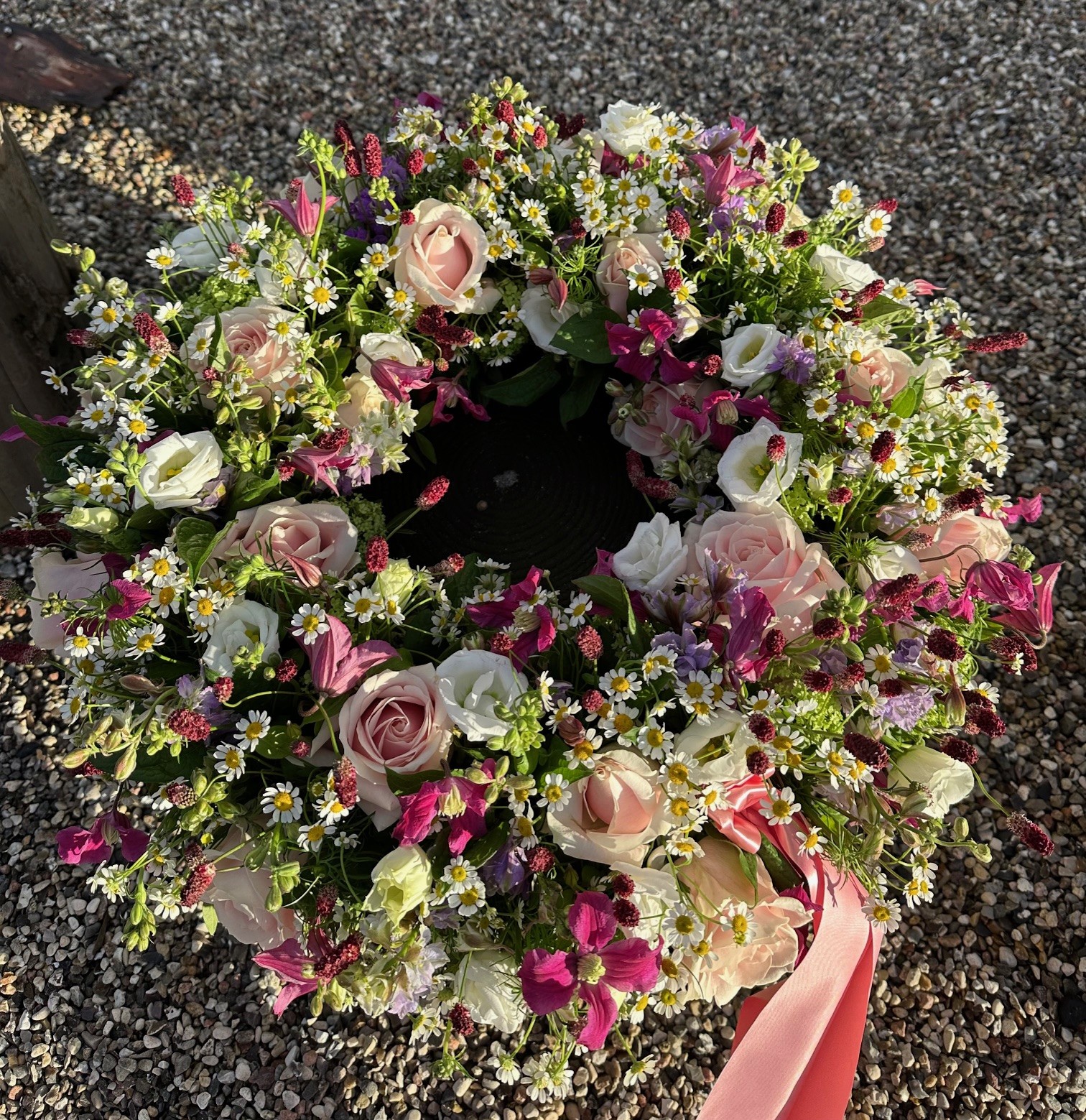 Oasiskrans efter floristens valg, årstidens eller det som passer til familiens valg