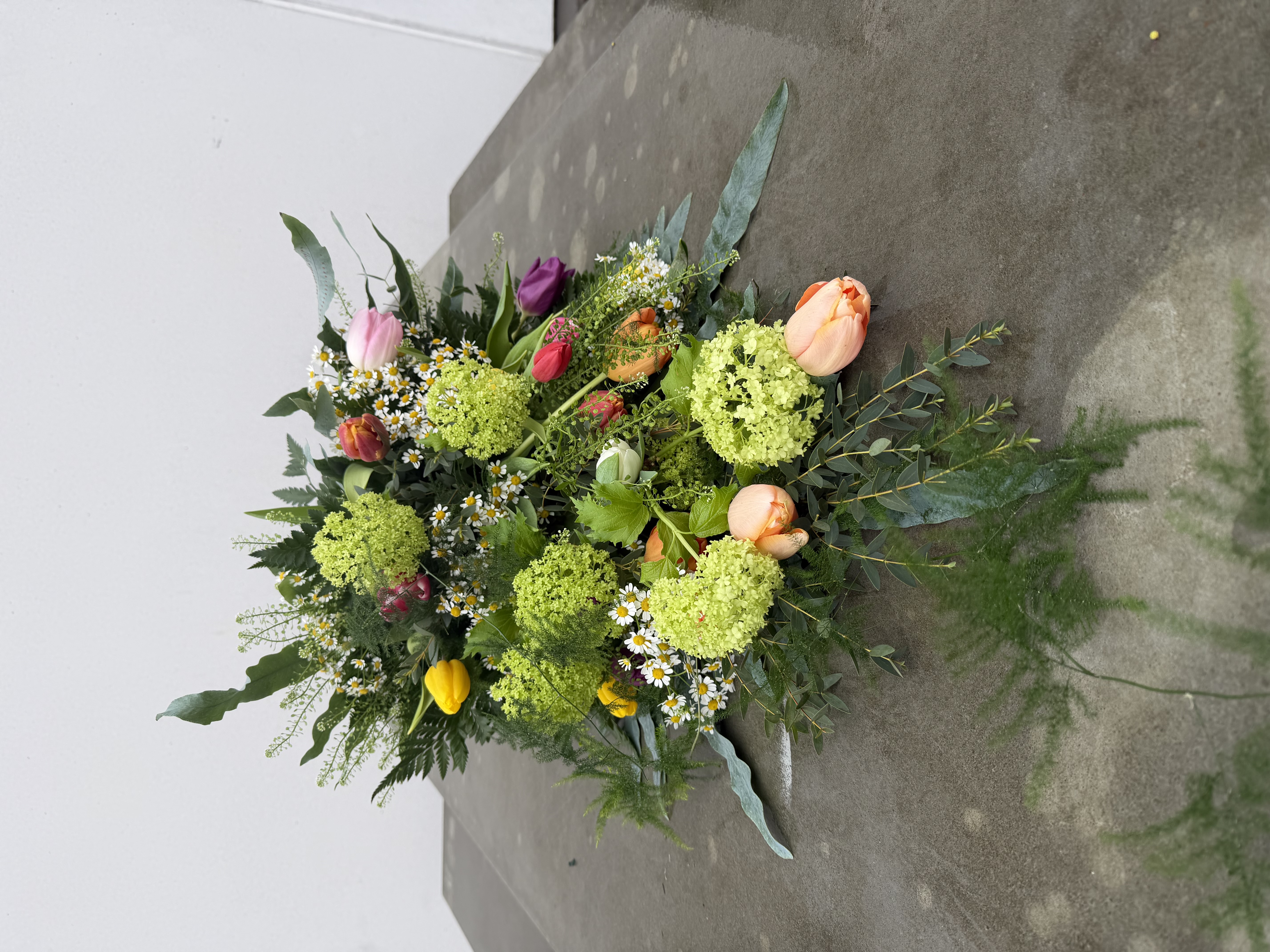 Bårebuket i årstidens blomster og farver 