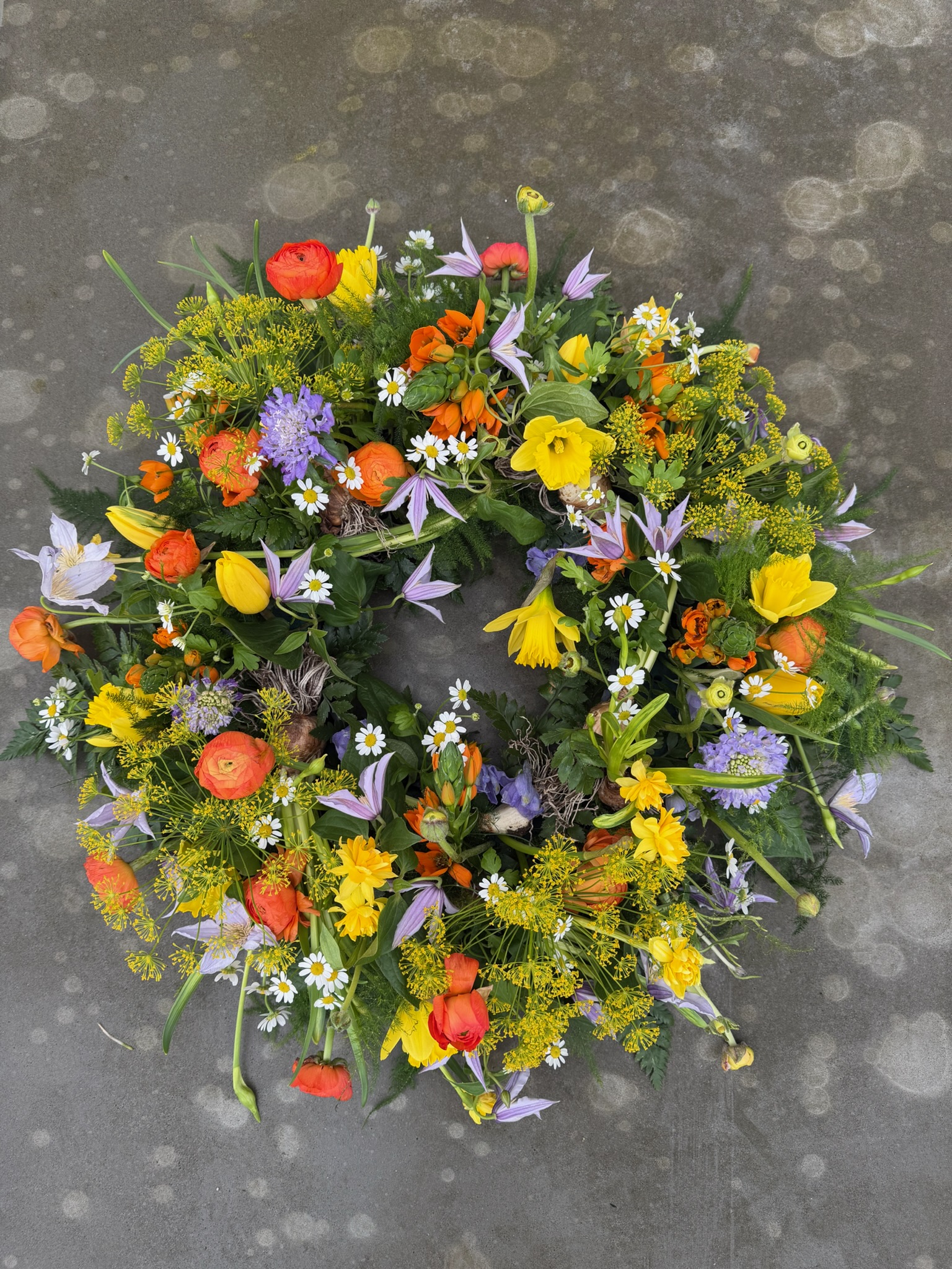 Oasiskrans i årstidens blomster og farver 