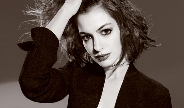 Meow: Anne Hathaway Announced As Catwoman.