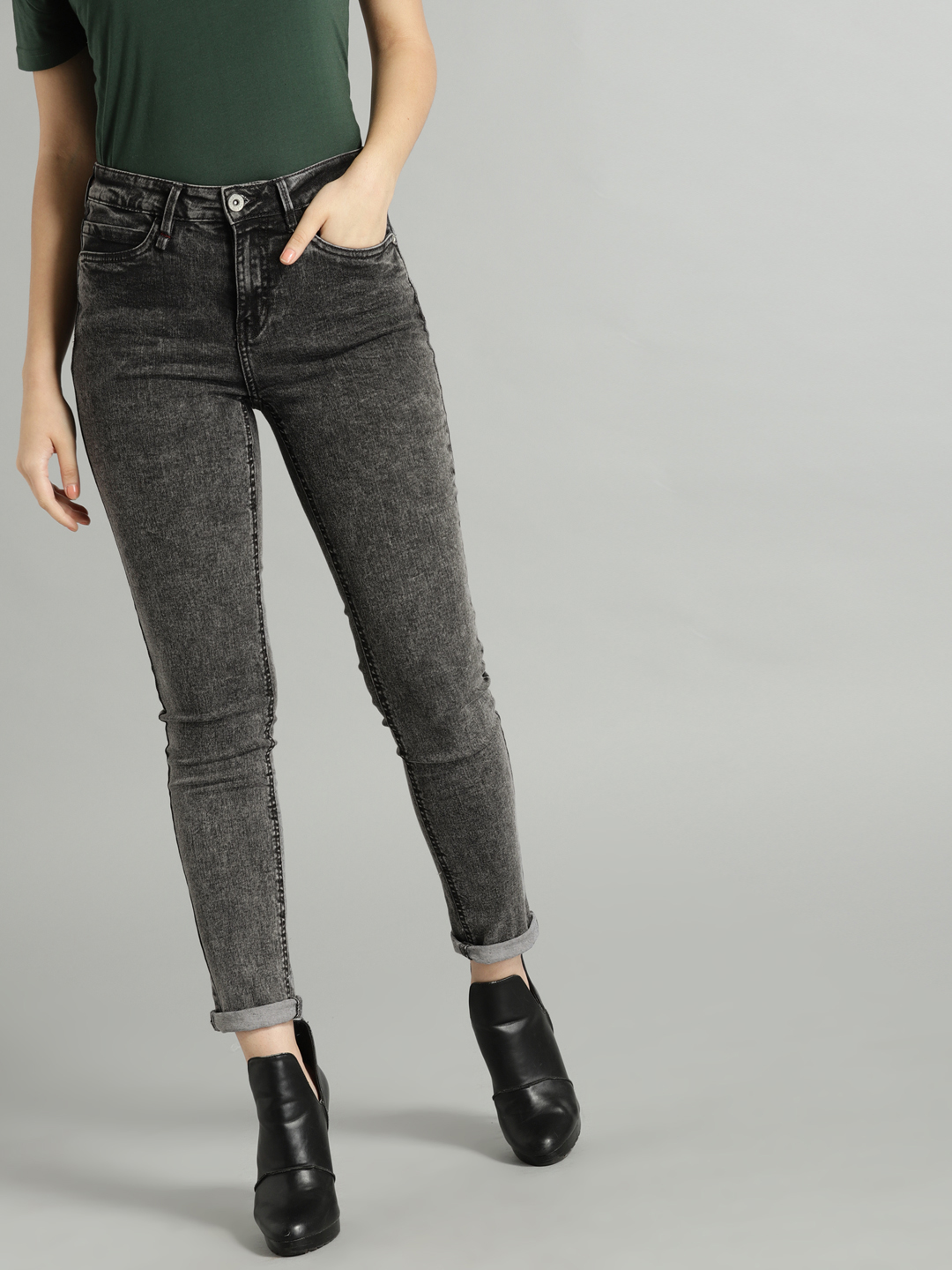 Roadster Women Black Slim Fit Mid-Rise Clean Look Stretchable Jeans Price in India