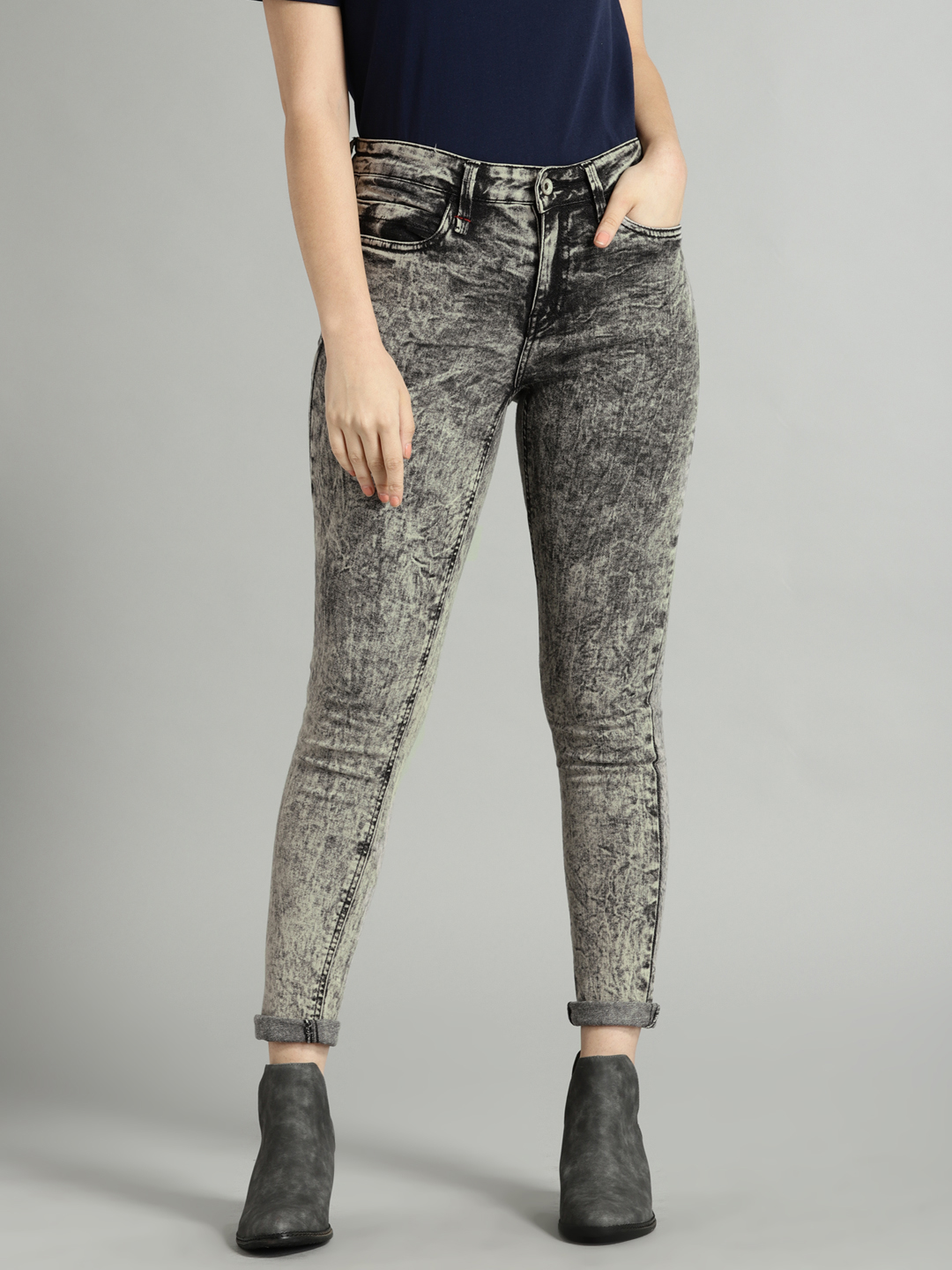 Roadster Women Grey Slim Fit Mid-Rise Clean Look Jeans Price in India
