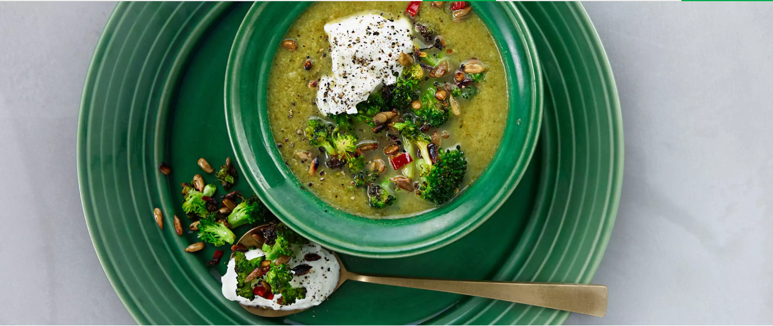 Brokkolisuppe med løk-krem og pannestekt brokkoli er en ordentlig vitamin-innsprøytning.