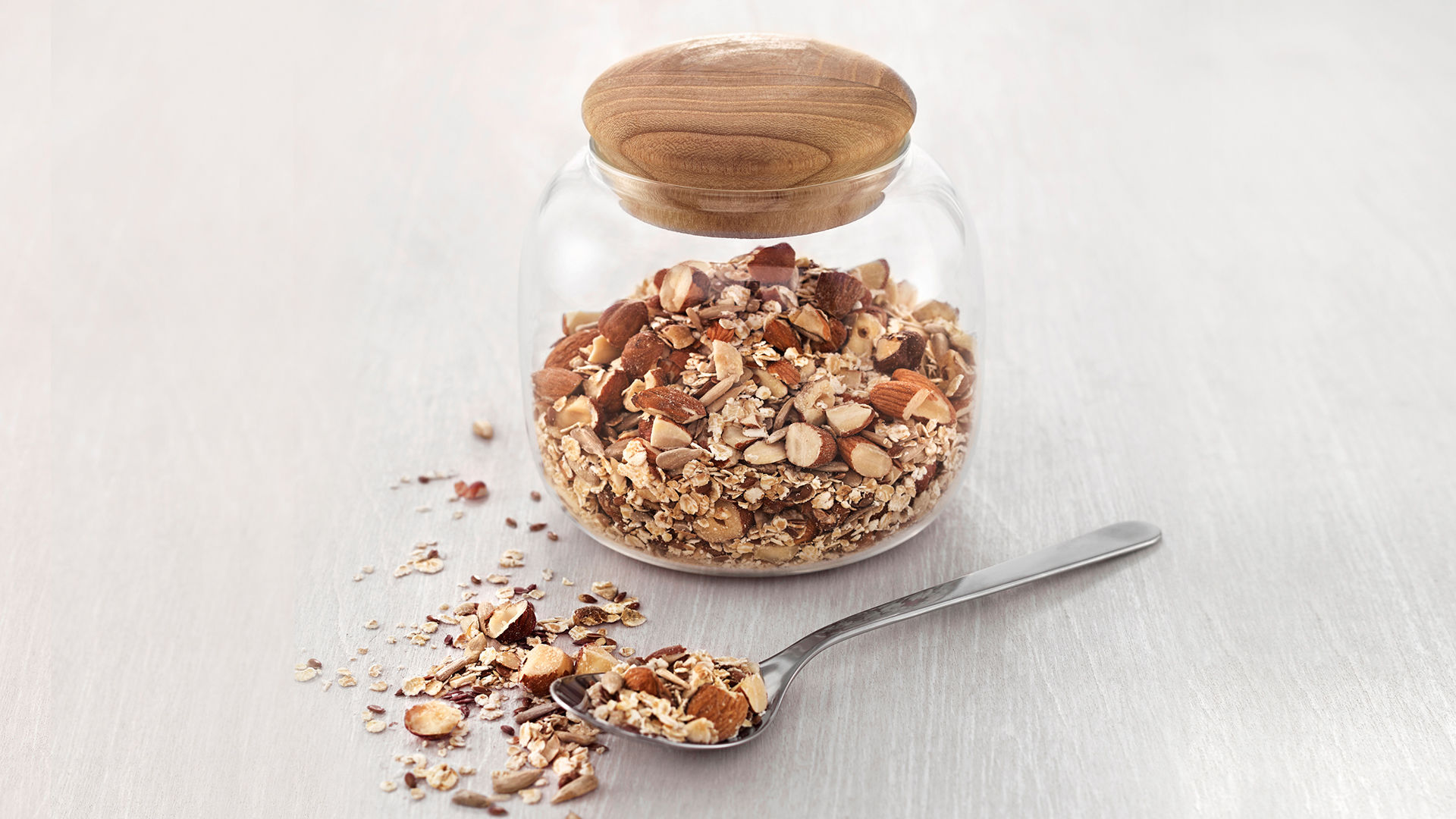 Litt hjemmelaget müsli eller granola er kanskje det som skal til for å få barna til å drikke skolemelken sin?