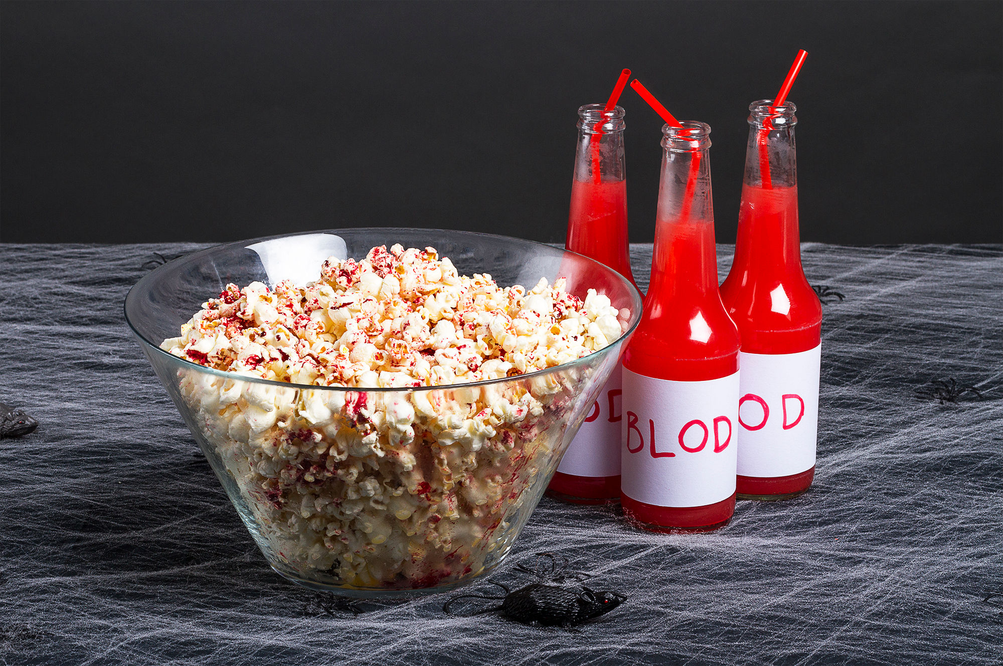 BLODIG: Blodige hjernemasser i form av popcorn. Enkelt og ekkelt.