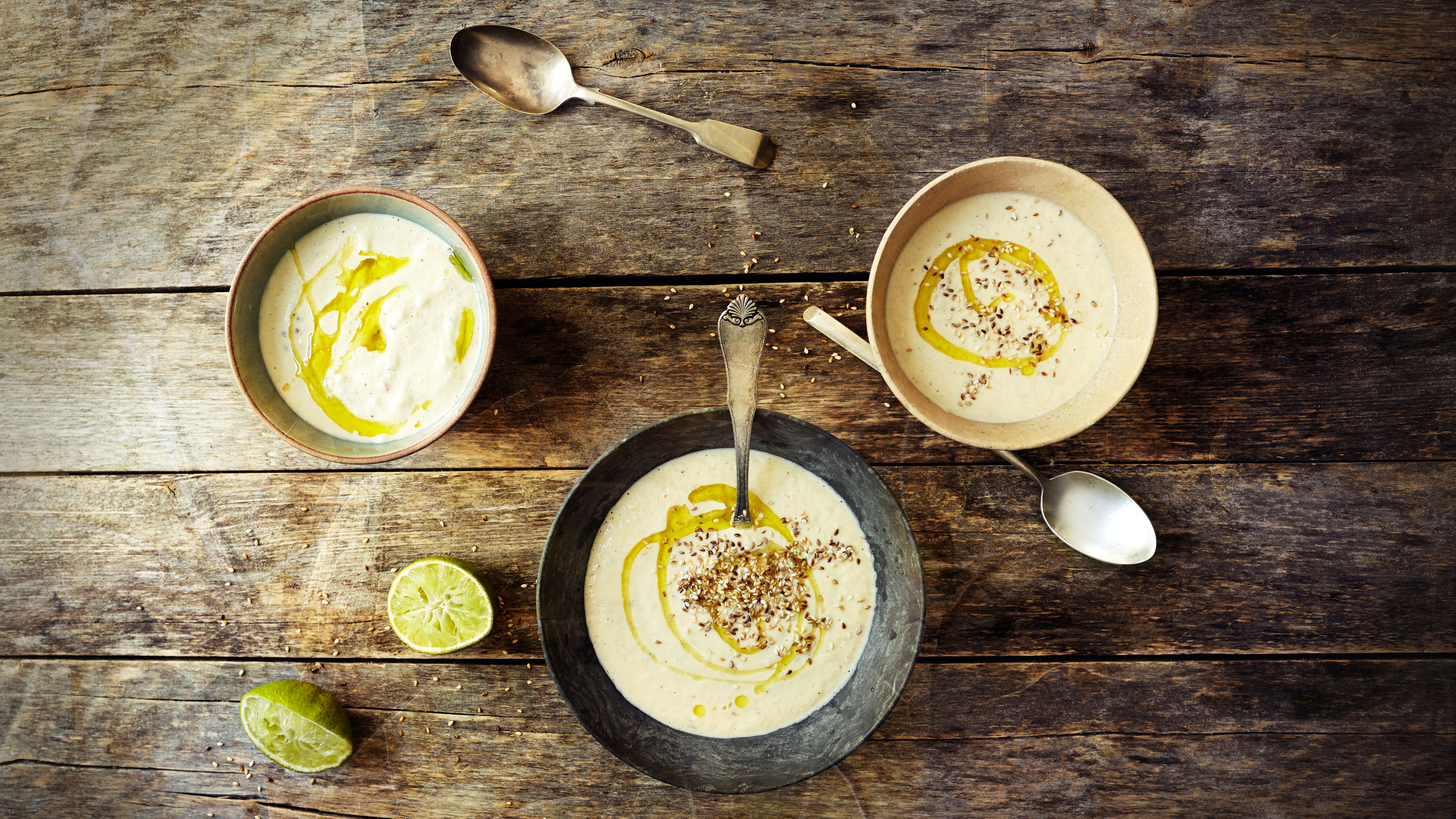 Blomkålsuppe med sesam, chilli og lime