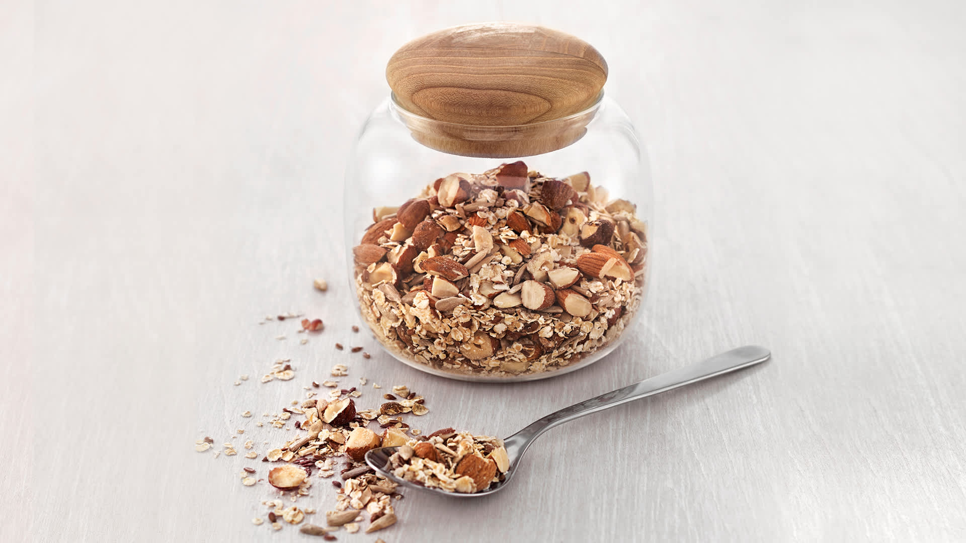Litt hjemmelaget müsli eller granola er kanskje det som skal til for å få barna til å drikke skolemelken sin?