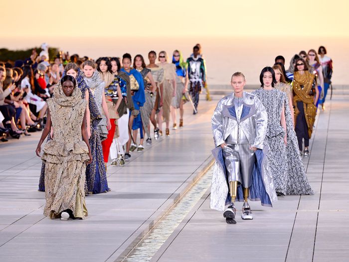 Watch The Louis Vuitton Women's Cruise 2023 Collection Show Live