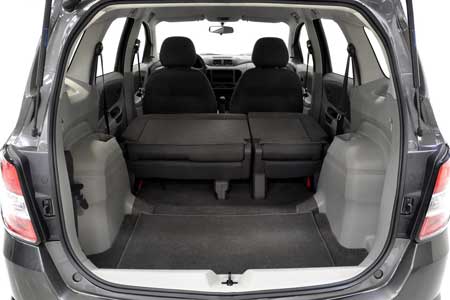 Bagasi Belakang Mobil MPV Chevrolet Spin