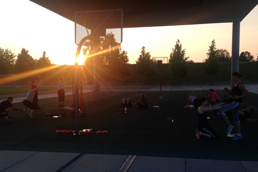 Outdoor Fitness Bootcamp Potsdam Training während des Sonnenuntergangs
