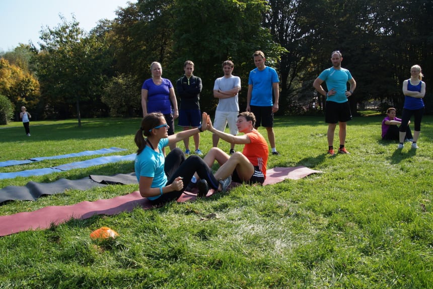 Fitness Bootcamp Frankfurt Dein Personal Trainer hilft dir gerne und erklärt die Übungen