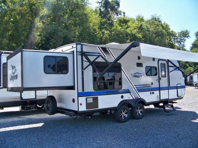 spacious, well-equipped trailer for large groups