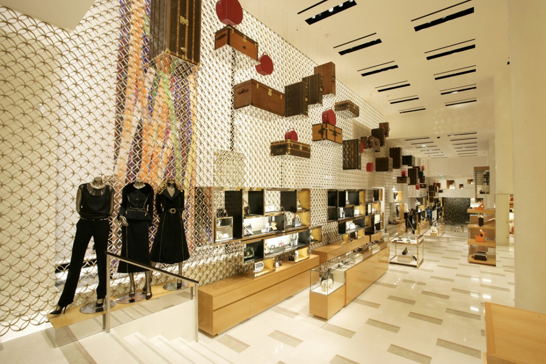 Louis Vuitton store in Paris – Stock Editorial Photo © lucianmilasan  #97135846