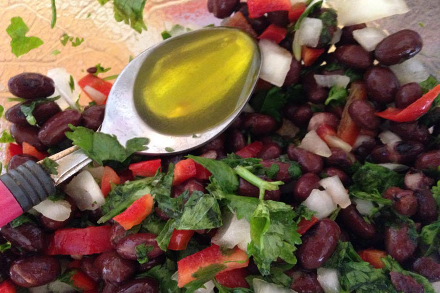 Prepara una ensalada de porotos negros cookcina