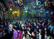 Smirnoff vodka presenta espectacular fiesta ochentera