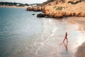 Playas cálidas y pequeñas en Ayangue, pocas olas.