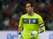 Vota para que el arquero chileno Claudio Bravo aparezca en la portada del FIFA 16