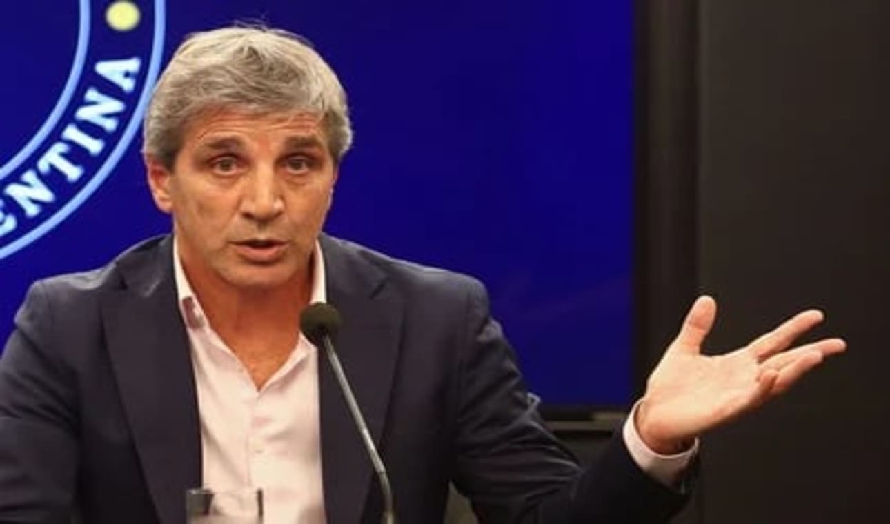 Luis Caputo sugirió que no se acelerará el ritmo de devaluación mensual