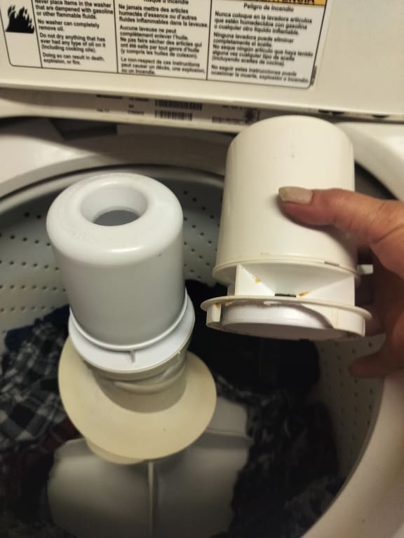 Washer fabric softener dispenser on center agitator Washer fabric softener dispenser on center agitator