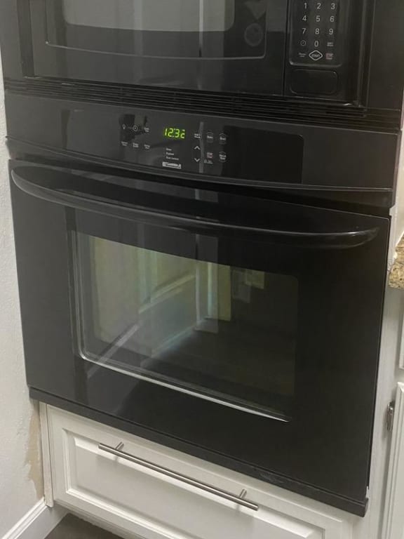 Newly installed oven outer glass oven. Quick and easy to install on door. Newly installed oven outer glass oven. Quick and easy to install on door.