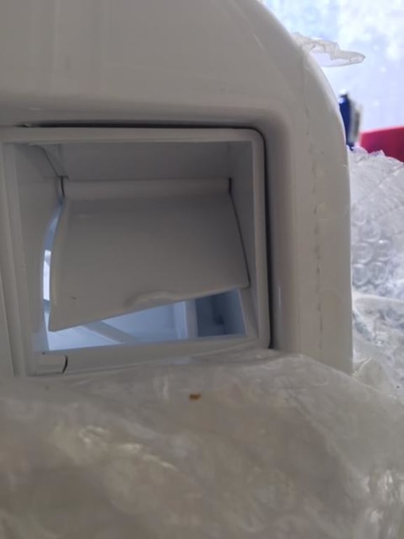 Defect door on ice bin Defect door on ice bin