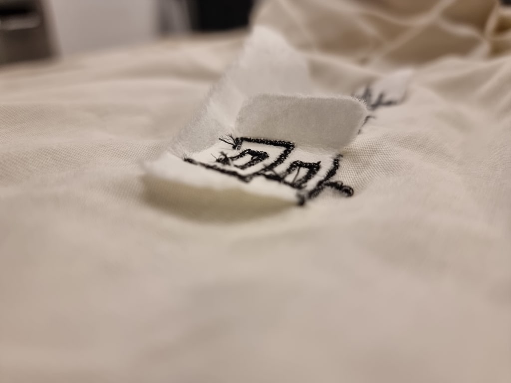 >Qualité coton agréable mais travail de broderie peu soigné