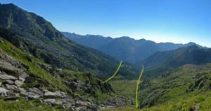 5. Dal Col Dondeuil una visione assiale del vallone, col tracciato delle faglie A, principale, sulla destra, utilizzata dal torrente, e B, secondaria, sulla sinistra.