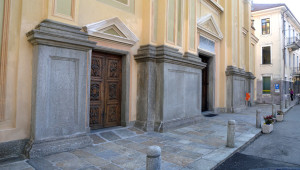 Massicce lesene in granito verde argento a spacco rivestono la base della facciata della chiesa parrocchiale di Borgofranco. I lavori sono datati 1792. Massicce lesene in granito verde argento a spacco rivestono la base della facciata della chiesa parrocchiale di Borgofranco. I lavori sono datati 1792.