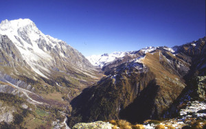 La dorsale erbosa dei Monti della Saxe si erge isolata fra i solchi della Val Ferret (sinistra) e della Val Sapin (destra); essa corre quindi parallela al Monte Bianco (sinistra) ed alle falde alpine (destra) La dorsale erbosa dei Monti della Saxe si erge isolata fra i solchi della Val Ferret (sinistra) e della Val Sapin (destra); essa corre quindi parallela al Monte Bianco (sinistra) ed alle falde alpine (destra)