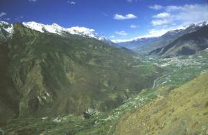 La grande paleofrana all’incrocio delle faglie su cui si imposta il corso della Dora La grande paleofrana all’incrocio delle faglie su cui si imposta il corso della Dora