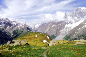 Dai Monti della Saxe, il Monte Bianco sovrasta il solco tettonico Val Vény-Val Ferret Dai Monti della Saxe, il Monte Bianco sovrasta il solco tettonico Val Vény-Val Ferret