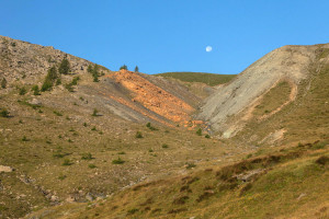 1.Les lèvres de la faille Raty ensevelies dans la poussière de cataclasite (« gouge »). À gauche les rochers issus de la faille, enduits de carbonates (« listvenites »). Photo Roberto Facchini.