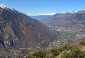 3. Un point crucial du relief régional : la rivière fait un coude, abandonne le large sillon de faille et creuse un défilé dans les serpentinites en face du Géosite.