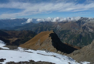 23 - Des terrasses s'étalent sur les épaulements de la vallée, autour des 2000 m. Au centre et vers la droite, la niche de décollement d'un ancien éboulement.