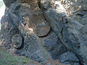 11.Sito di estrazione macine in glaucofanite granatifera a Fontillon (Saint-Marcel). L’insieme delle rocce valdostane contenenti pietra ollare ha sperimentato in passato una fase di equilibrio eclogitico come quello conservato in questo sito.