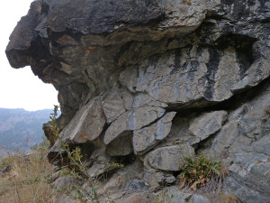 25. Coussins de lave (effusions sur fond océanique) en faciès éclogitique sur le sentier qui monte à Chamois.