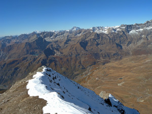21-a - Les Petites Murailles et la zone de Cignana, dont les roches de Zermatt-Saas enregistrent les plus fortes profondeurs : environ 90 km.