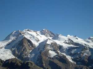 17 - Le dome cristallin du Mont Rose, de la Pointe Dufour au Castor, sculpté en roches continentales subduites, c'est-à-dire enfoncées à la base de l'edifice alpin avant de rebondir en surface.
