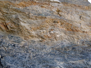09 - Les quartzites micacées (en gris) s'effilochent au contact supérieur avec les calcaires des Cime Bianche.