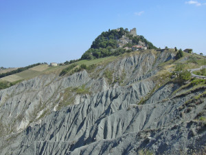1.Rocche e castelli del feudo di Canossa (Reggio Emilia) sono costruiti su isolati risalti di roccia oceanica (ofioliti) emergenti dalle arenarie ruiniformi riservate al penitente imperatore Enrico IV (anno 1077).1ofioliti-canossa1 1.Rocche e castelli del feudo di Canossa (Reggio Emilia) sono costruiti su isolati risalti di roccia oceanica (ofioliti) emergenti dalle arenarie ruiniformi riservate al penitente imperatore Enrico IV (anno 1077).