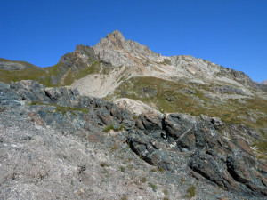 Dal fondale oceanico in primo piano alla crosta continentale della Punta Rossa sullo sfondo, una serie di rocce eterogenee si affastellano nel vallone del Breuil presso il Piccolo San Bernardo Dal fondale oceanico in primo piano alla crosta continentale della Punta Rossa sullo sfondo, una serie di rocce eterogenee si affastellano nel vallone del Breuil presso il Piccolo San Bernardo