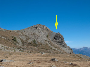 7.Sul Mont Ros la faglia appare in sezione. La cima del Mont Ros appartiene al compartimento superiore. 7.Sul Mont Ros la faglia appare in sezione. La cima del Mont Ros appartiene al compartimento superiore.