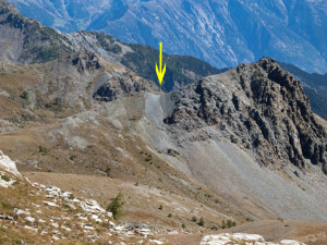 5.La faglia, segnata dalla freccia, incide la roccia del Bec Barmasse. La cima appartiene al compartimento inferiore della faglia. 5.La faglia, segnata dalla freccia, incide la roccia del Bec Barmasse. La cima appartiene al compartimento inferiore della faglia.
